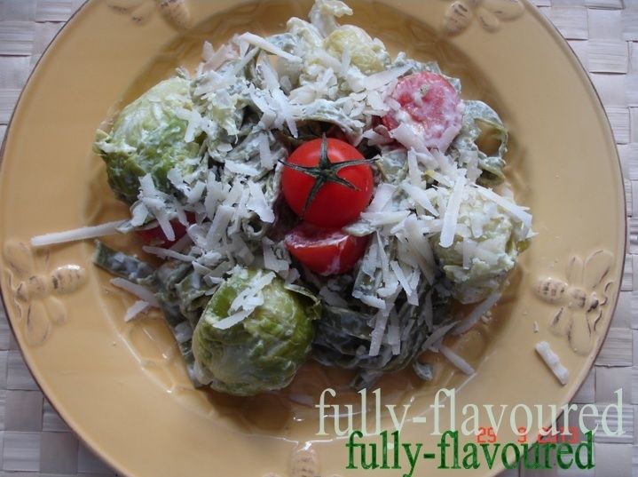 Makaron szpinakowy z brukselkami w sosie   Makaron szpinakowy z brukselkami w sosie