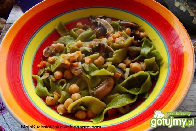 Makaron szpinakowy z cieciorką  Makaron szpinakowy z cieciorką