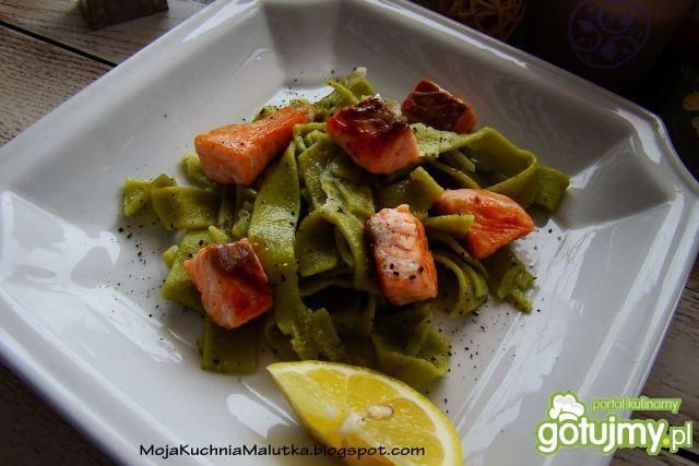 Makaron szpinakowy z łososiem 