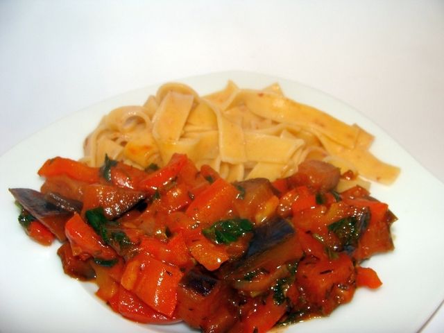 Makaron tagliatelle w sosie pomidorowym z bakłażan Makaron tagliatelle w sosie pomidorowym z bakłażan