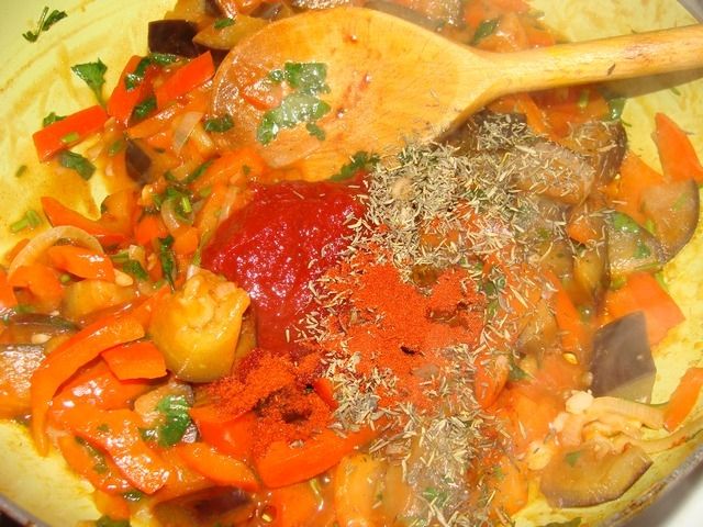 Makaron tagliatelle w sosie pomidorowym z bakłażan