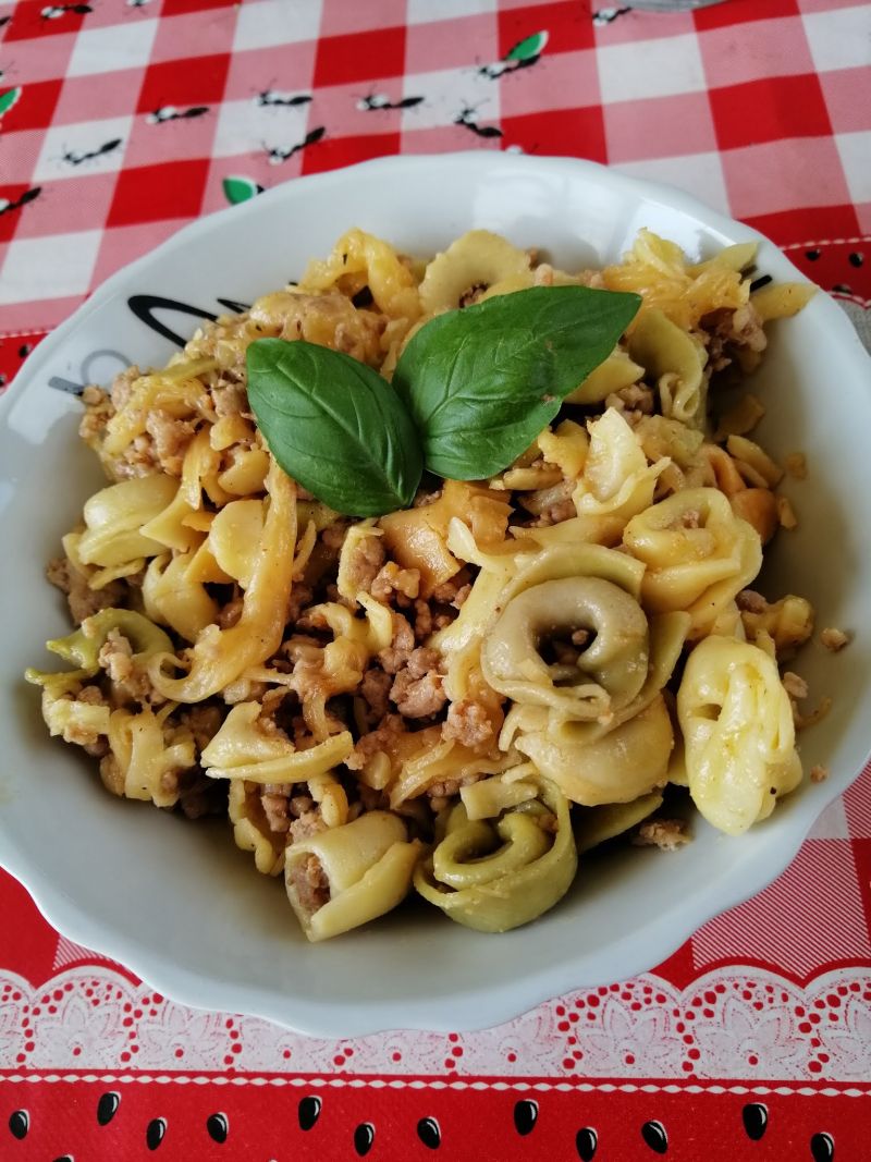 Makaron tortellini z mięsem mielonym i serem