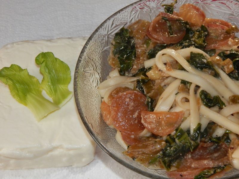 Makaron udon z rzodkiewką i pak choi Makaron udon z rzodkiewką i pak choi