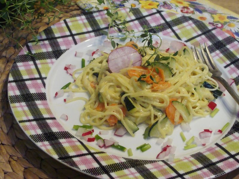 Makaron w kolorowy sosie 