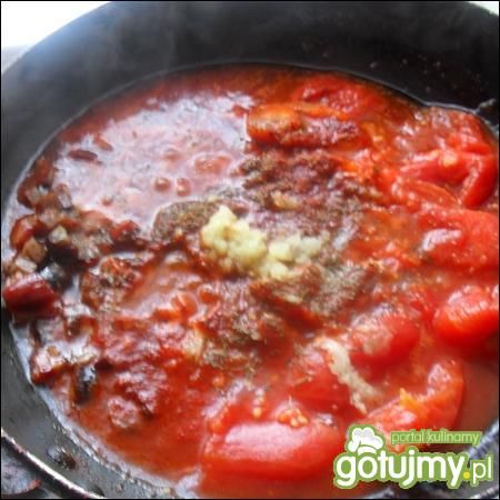 Makaron w ostrym sosie pomidorowym