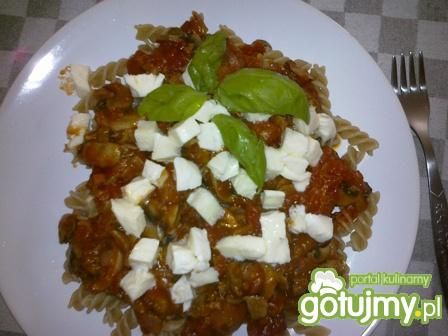 Makaron w pomidorach z pieczarkami.