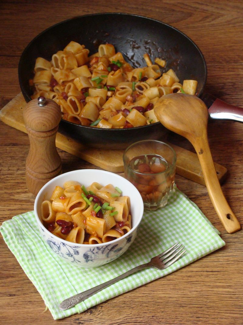 Makaron w pomidorowym sosie Makaron w pomidorowym sosie