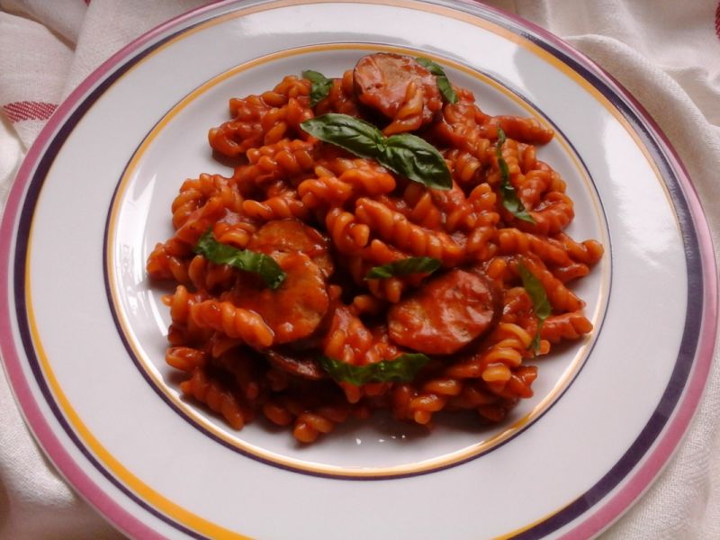 Makaron w soku pomidorowym z wędzoną kiełbasą Makaron w soku pomidorowym z wędzoną kiełbasą