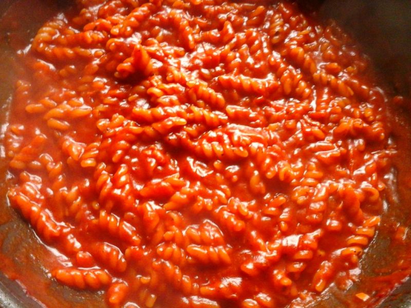 Makaron w soku pomidorowym z wędzoną kiełbasą