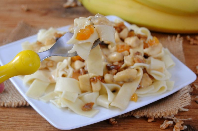 Makaron w sosie bananowo – bakaliowym 