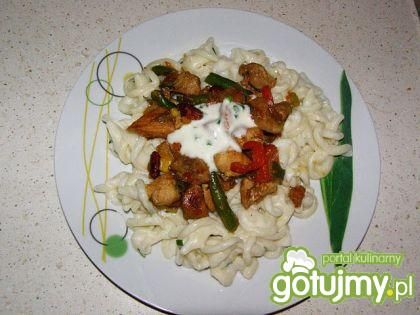Makaron w sosie beszamelowym z indykiem  Makaron w sosie beszamelowym z indykiem