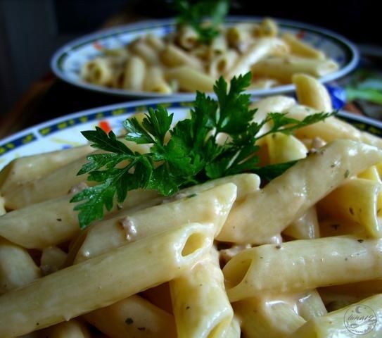 Makaron w sosie jogurtowo-czosnkowym