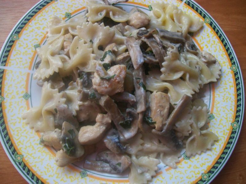 Makaron w sosie pieczarkowo-śmietanowym Makaron w sosie pieczarkowo-śmietanowym