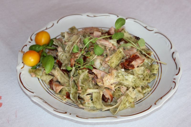 Makaron w sosie pomidorowo-śmietanowym Makaron w sosie pomidorowo-śmietanowym