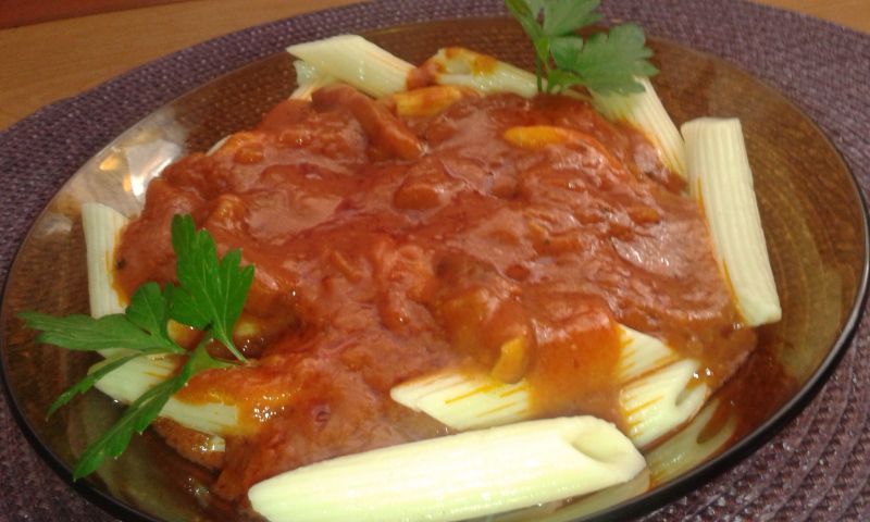 Makaron w sosie pomidorowym