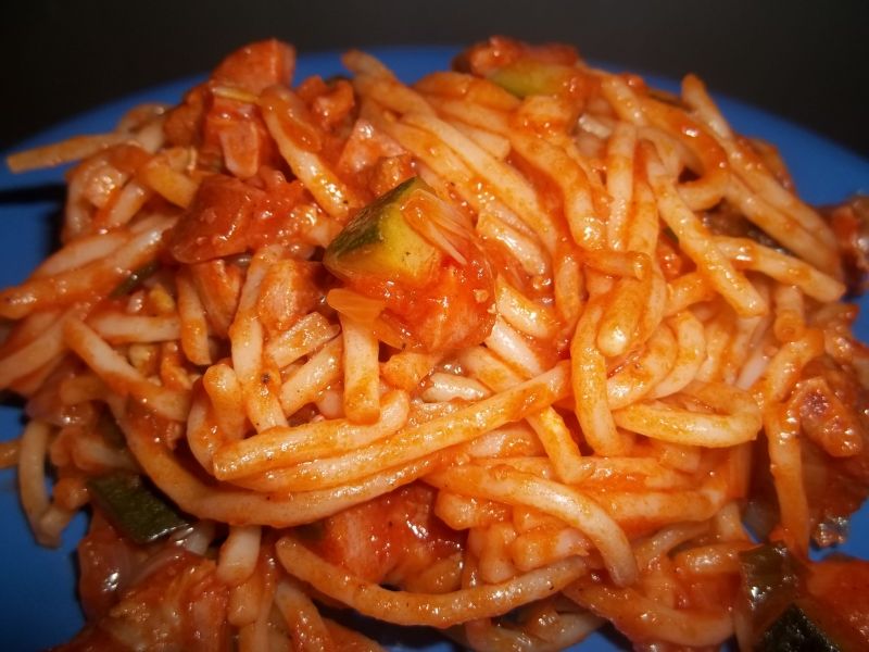 Makaron w sosie pomidorowym z dodatkiem cukinii Makaron w sosie pomidorowym z dodatkiem cukinii