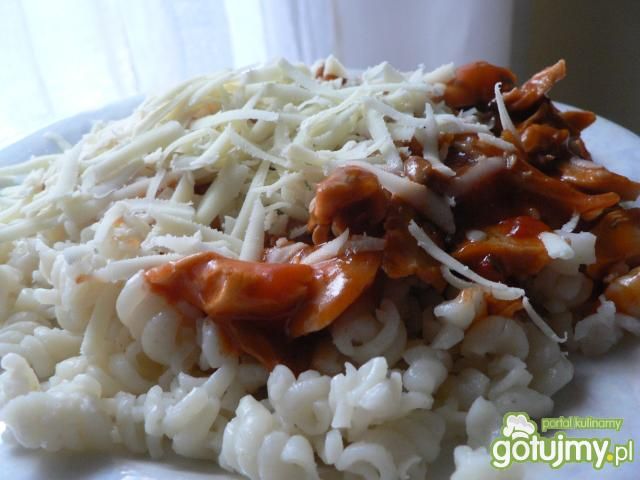 Makaron w sosie pomidorowym z kurczakiem Makaron w sosie pomidorowym z kurczakiem