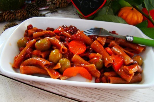 Makaron w sosie pomidorowym z oliwkami i fasolką  Makaron w sosie pomidorowym z oliwkami i fasolką