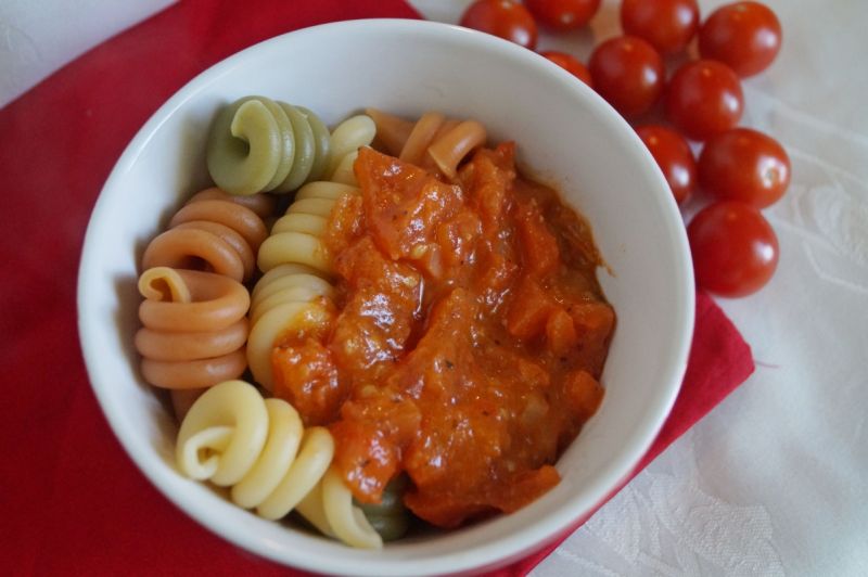 Makaron w sosie pomidorowym z pesto Makaron w sosie pomidorowym z pesto