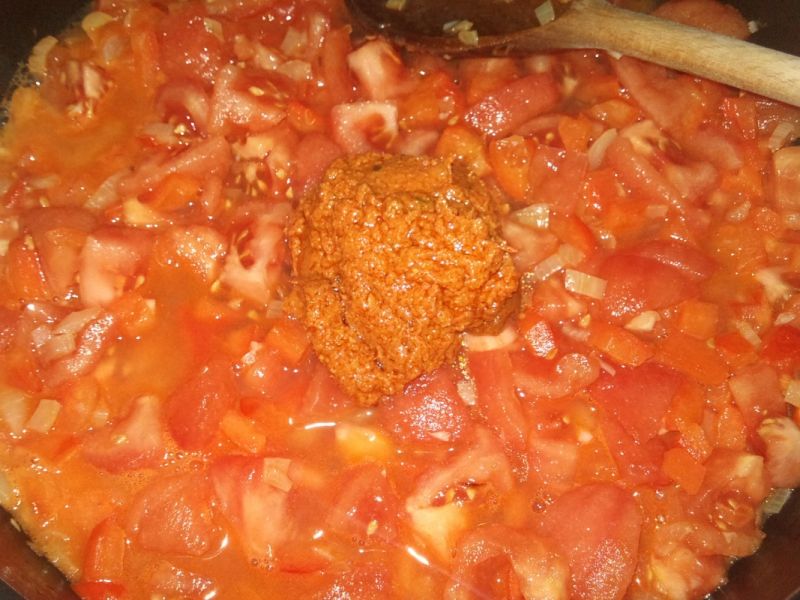 Makaron w sosie pomidorowym z pesto