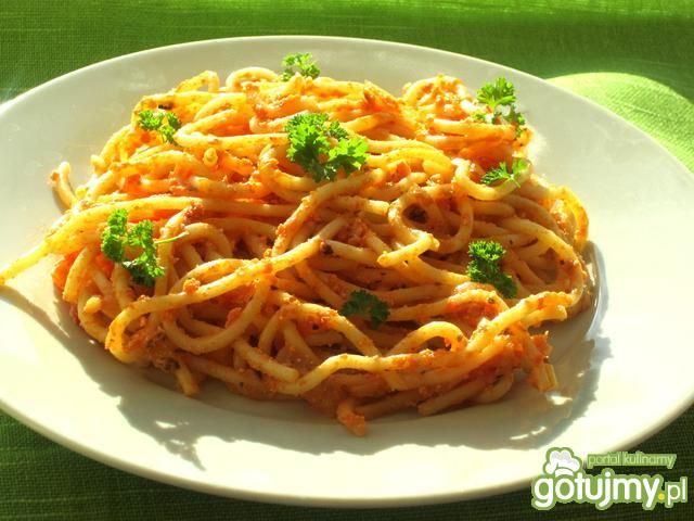 Makaron w sosie ser-pomidory