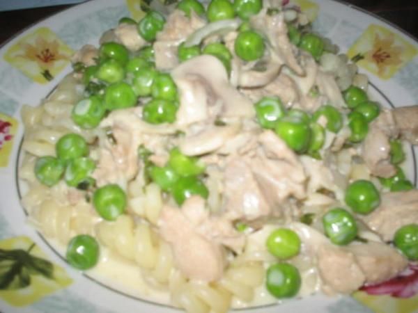 Makaron w sosie serowym