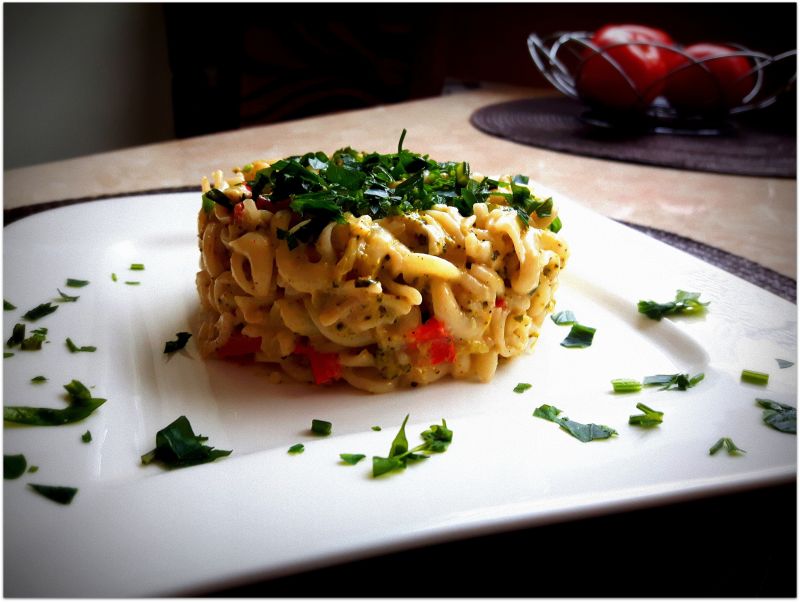 Makaron w sosie serowym z brokułem i papryką Makaron w sosie serowym z brokułem i papryką