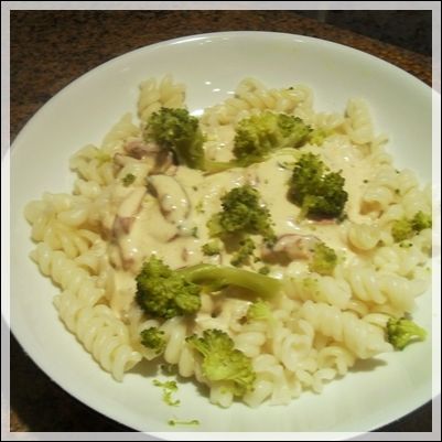 Makaron w sosie serowym z brokułem i ziołami