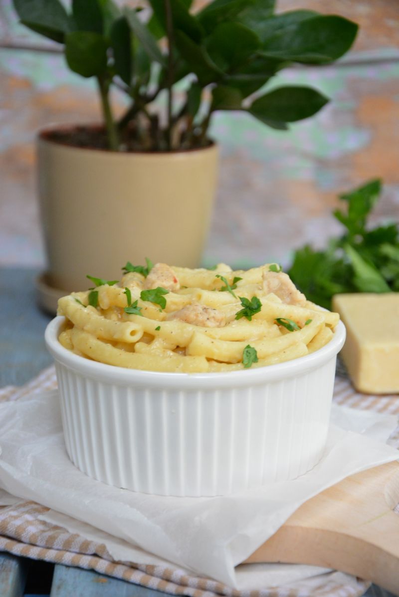 Makaron w sosie serowym z kurczakiem 