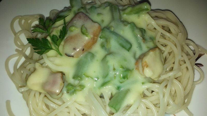 Makaron w sosie serowym ze szparagami Makaron w sosie serowym ze szparagami