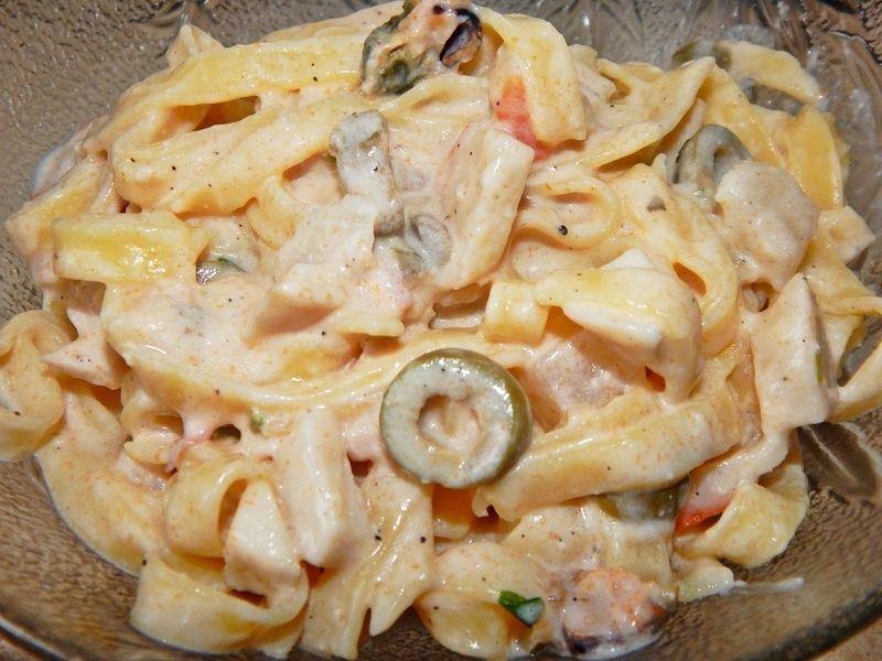 Makaron w sosie śmietanowym z owocami morza