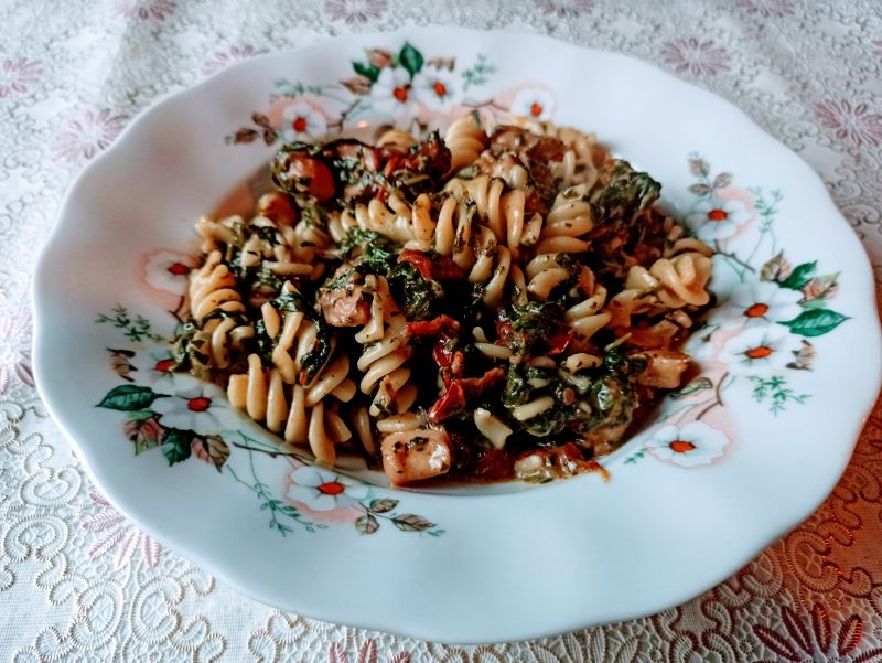 Makaron w sosie szpinakowym z suszonymi pomidorami