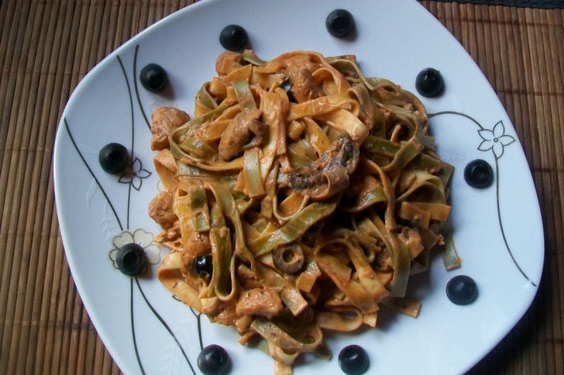 Makaron w sosie z kurczakiem i pieczarkami Makaron w sosie z kurczakiem i pieczarkami