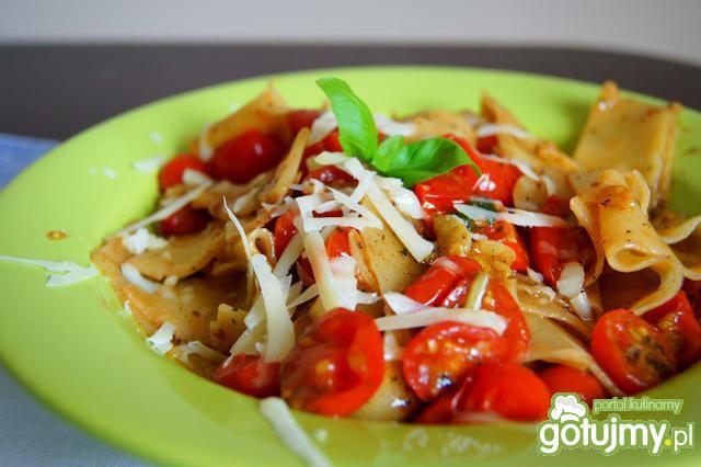 Makaron w sosie z pomidorków cherry  Makaron w sosie z pomidorków cherry