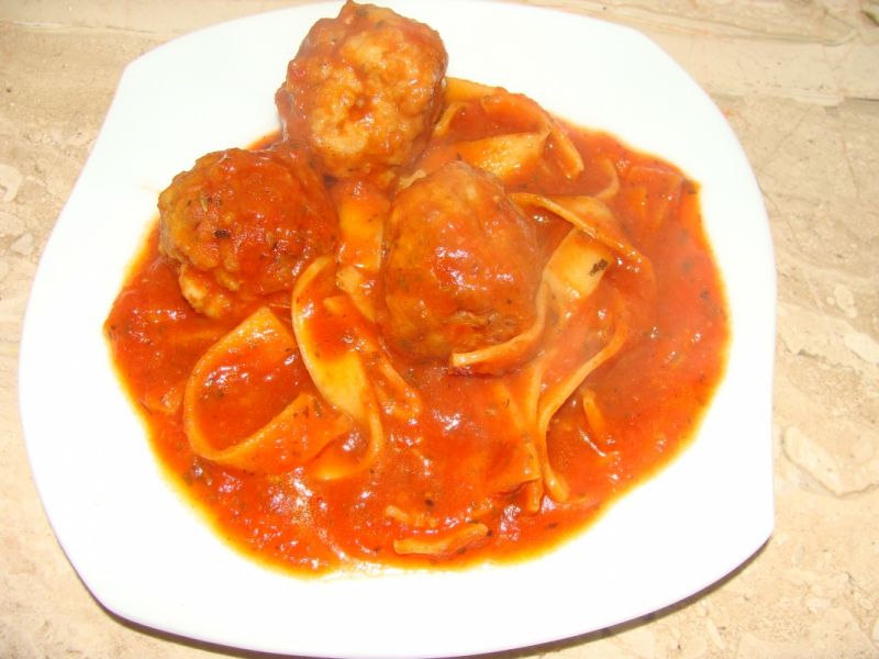 Makaron w sosie z pulpetami  Makaron w sosie z pulpetami