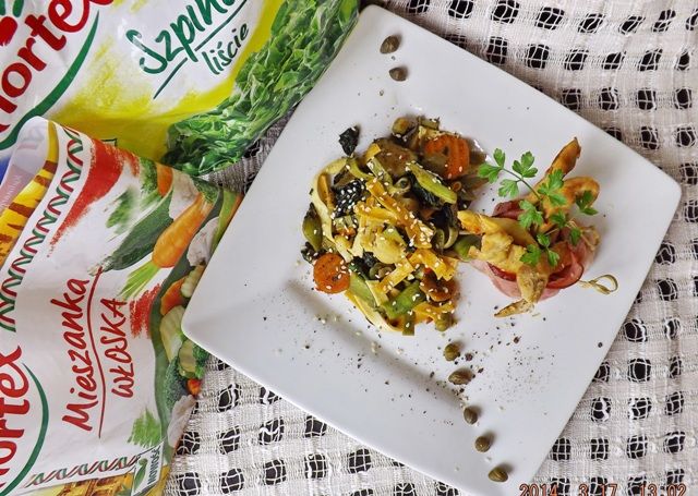 Makaron warzywny z złotym kurczakiem w boczku 