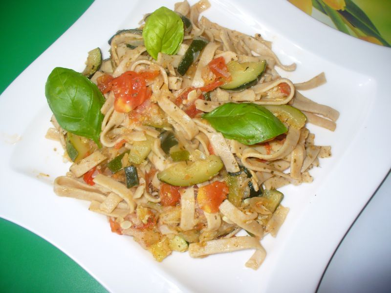 Makaron wstążki pełne ziarno z cukinią i pomidorem