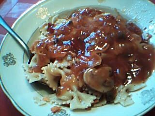 Makaron wstążki, sos ,pomidory, mięso, pieczarki, cebula