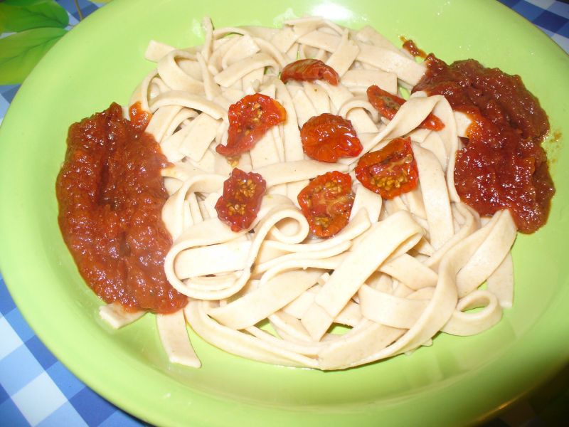 Makaron wstążki z sosem i pomidorkami suszonymi