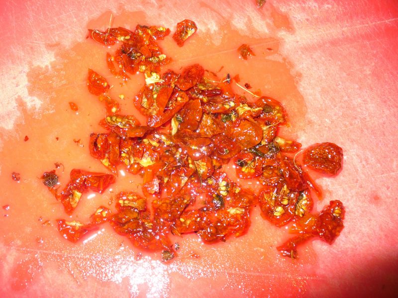 Makaron wstążki z sosem i pomidorkami suszonymi