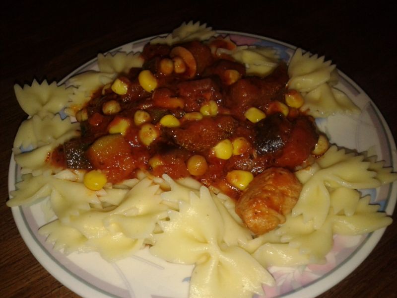 Makaron z a'la gulaszem warzywno-mięsnym Makaron z a'la gulaszem warzywno-mięsnym