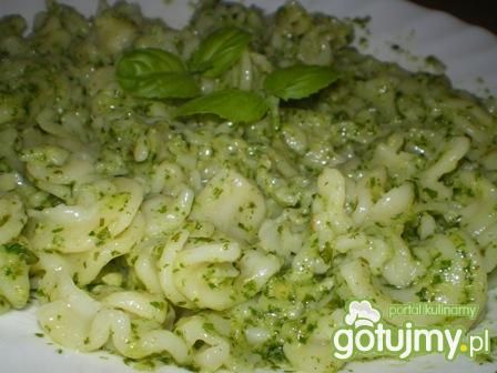 Makaron z aromatycznym ziołowym sosem 