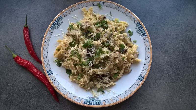 Makaron z bakłażanem, serkiem topionym i oregano Makaron z bakłażanem, serkiem topionym i oregano