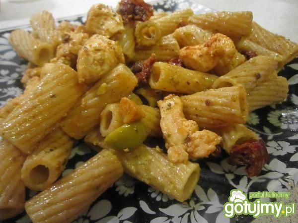 Makaron z bazyliowym pesto i kurczakiem Makaron z bazyliowym pesto i kurczakiem