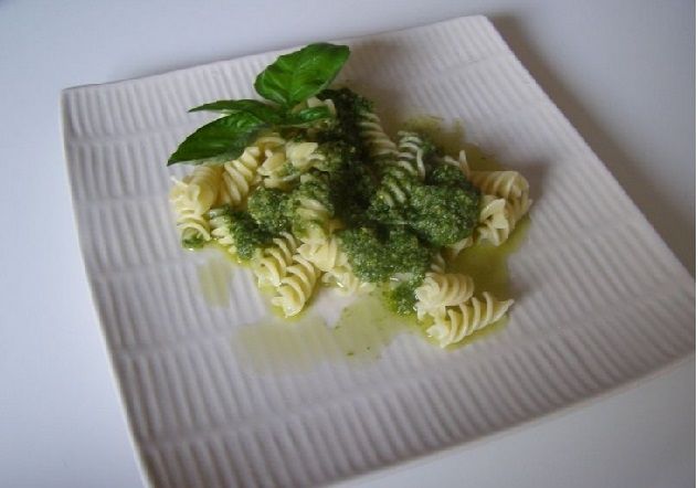 Makaron z bazyliowym sosem pesto Makaron z bazyliowym sosem pesto