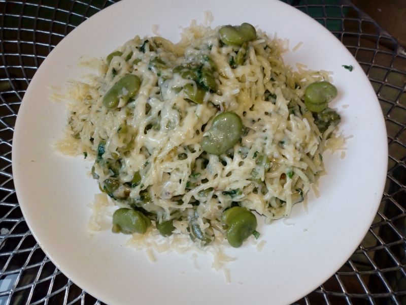 Makaron z bobem i szpinakiem w sosie śmietanowym