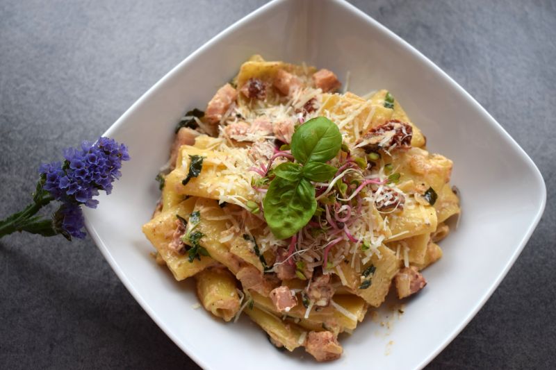 Makaron z boczkiem i suszonymi pomidorami