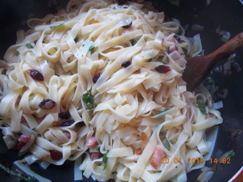 Makaron z boczkiem i żurawiną Makaron z boczkiem i żurawiną