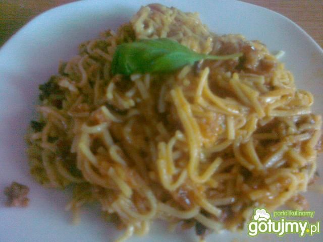 Makaron z boczkiem mozarellą pomidorami