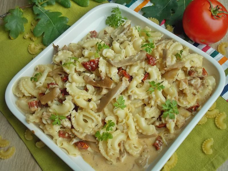 Makaron z boczniakami i suszonymi pomidorami